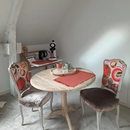 La Mademoiselle Causeuse