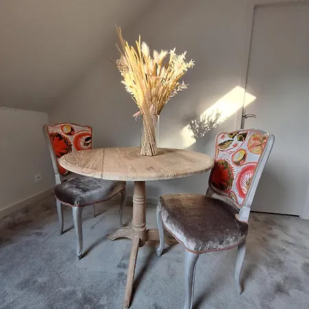 Bed & Breakfast La Mademoiselle Causeuse Malville