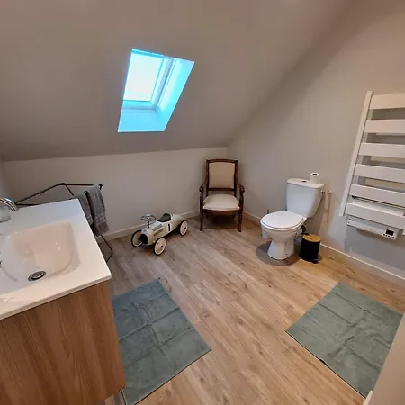 La Mademoiselle Causeuse Malville