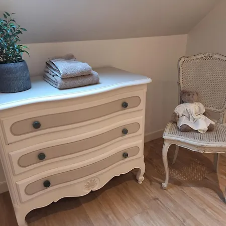 La Mademoiselle Causeuse Malville